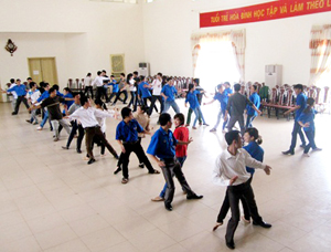 Các học viên tập các bài dân vũ tại lớp tập huấn.
